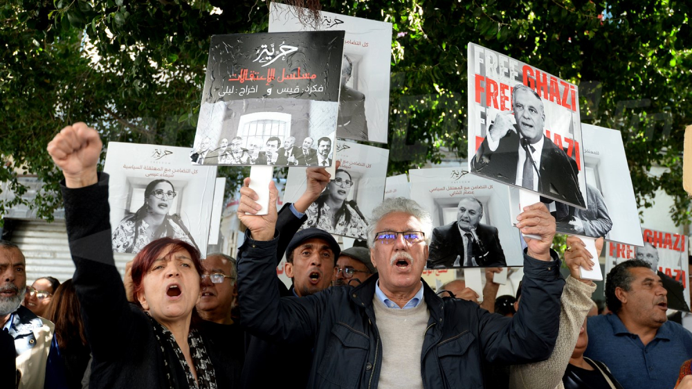 في وقفة احتجاجية .. جبهة الخلاص وأحزاب "الرباعي" يطالبون بإطلاق سراح الموقوفين